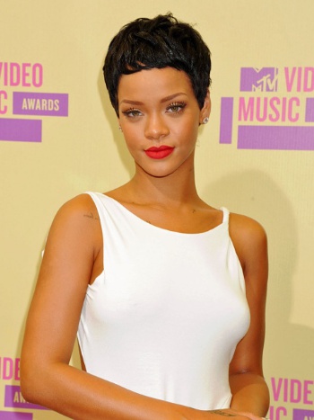 Rihanna Bikin Tato  untuk Tuhan