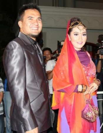 Saipul Jamil dan Indah Sari Liburan Mesra di Makassar Saipul Jamil dan Indah Sari Liburan Mesra di Makassar