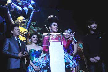 Syahrini Ditertawakan Karena Pakai Rok Kertas Koran
