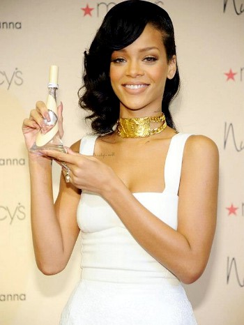 Rihanna Luncurkan Parfum Nude