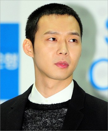 Potong Rambut  Micky Yoochun JYJ Ingin Wajib Militer  