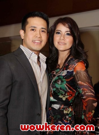 Olla Ramlan dan Aufar Jenguk Raffi dengan Burger
