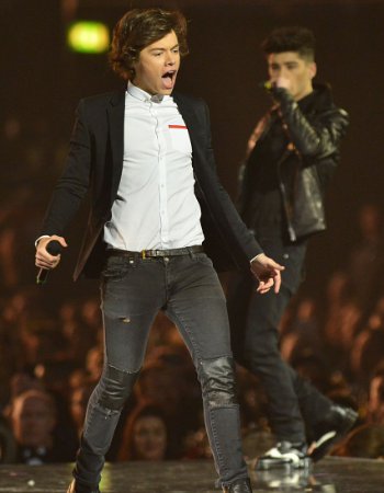 Kemaluan Harry One Direction Kena Lemparan Sepatu Saat Konser
