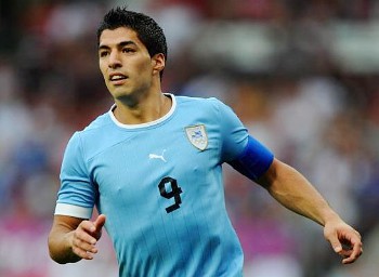 Luis Suarez Terancam Sanksi Tambahan FIFA Usai Meninju Pemain Chile