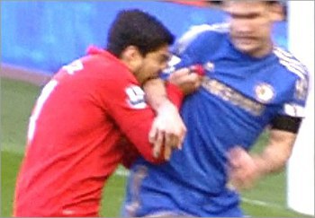 Luis Suarez Diganjar Larangan 10 Laga Usai Gigit Lengan Bek Chelsea
