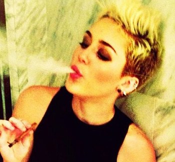 Miley Cyrus Menghisap  Ganja  Lebih Aman Daripada Minum Alkohol