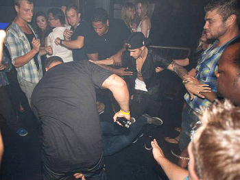 Seorang Pria Tiba Tiba Serang Justin Bieber di Klub Malam Seorang Pria Tiba Tiba Serang Justin Bieber di Klub Malam