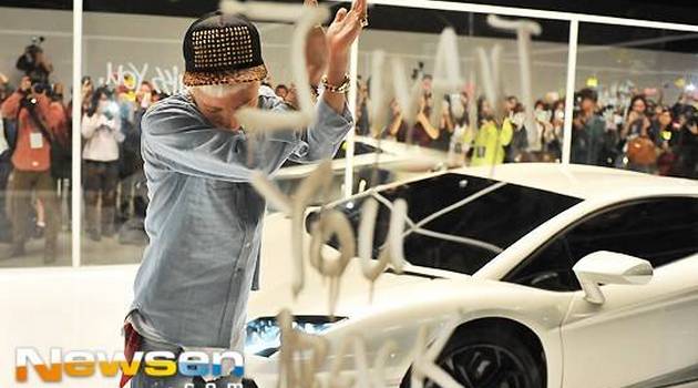 G-Dragon Pamer Lamborghini di Lokasi Syuting MV 'Who Are You?'