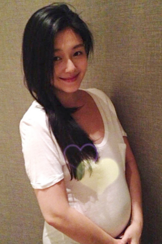Barbie Hsu Foto Pamerkan Perut Hamilnya