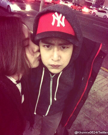Nichkhun 2PM Pamer dapat Hadiah Natal Ciuman