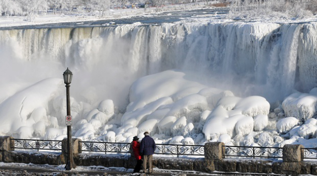 Keindahan Air Terjun Niagara Beku Akibat Angin Kutub