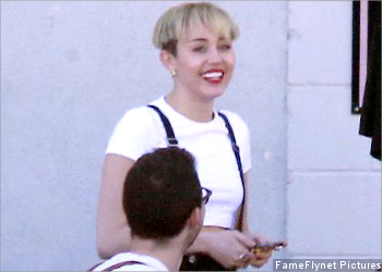 Miley Cyrus Tampil dengan Model  Rambut  Baru Ala Mangkok 