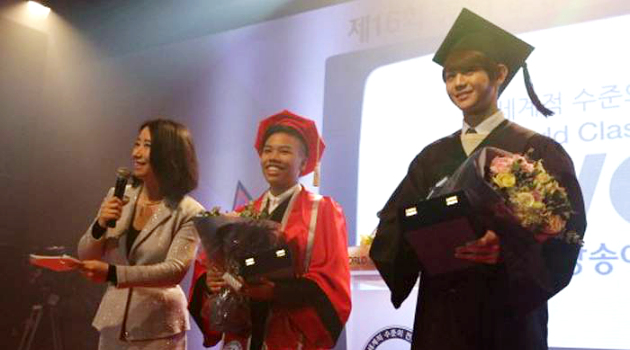 Yoseob Beast dan Woohyun Infinite Senang Akhirnya Lulus Kuliah