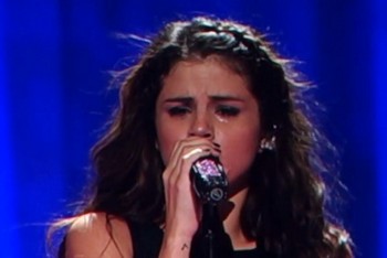 Sakit Hati karena Justin Bieber, Selena Gomez Nangis di ...