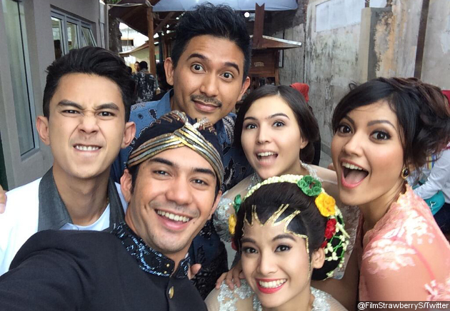 Reza Rahadian dan Acha Septriasa Pose Selfie di 'Strawberry Surprise'