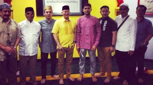 Gigi Hadid Zayn Malik Shalat Di Masjid - Teuku Wisnu Jajal Pengalaman Jadi Khatib Shalat Idul Fitri