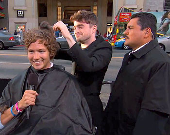 Daniel Radcliffe Jadi Tukang Potong Rambut Seorang Mahasiswa