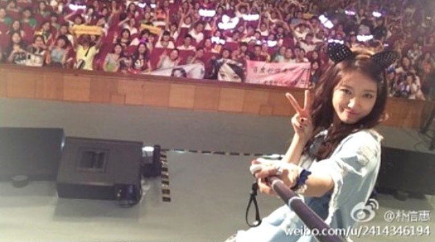 Park Shin Hye Selca Bareng Fans Saat Fan Meeting di Tiongkok
