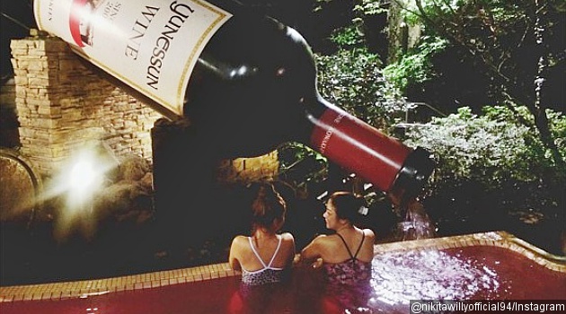 Nikita Willy Asyik Berendam dalam Kolam Anggur Merah di Jepang