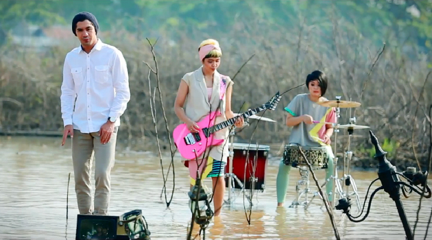 Reza Rahadian Makin Fresh di MV 'Cinta Strawberry' OST 'Strawberry Surprise'