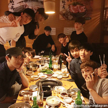 Sehun Unggah Foto Terbaru EXO dengan 10 Member