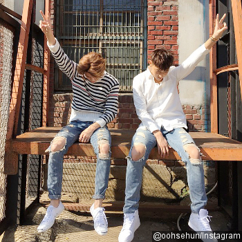 Sehun dan Tao EXO Kompak Pose 'Gembel'
