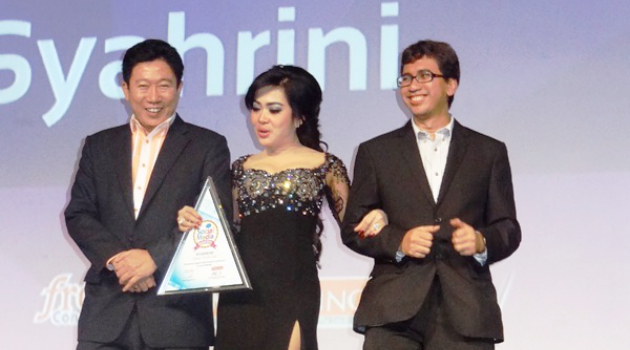 Syahrini Raih Piala Social Media Award Berkat Video 'Maju Mundur Cantik'