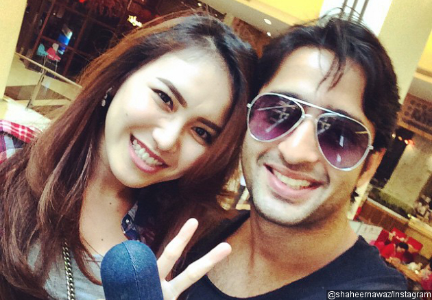 Fans Heboh Ayu Ting Ting dan Shaheer Foto Nyaris Pegangan Tangan