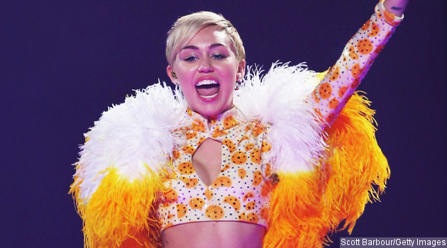 Tunjukkan Bagian Dada dan Cium Gadis, Miley Cyrus Semakin Liar