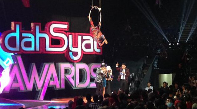 Afgan dan Fatin Sabet Gelar Penyanyi Terdahsyat di Dahsyatnya Awards 2015