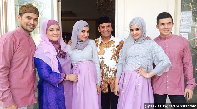 5 Potret Seragaman Baju Lebaran Sekeluarga Ala Seleb 5 Potret Seragaman Baju Lebaran Sekeluarga Ala Seleb