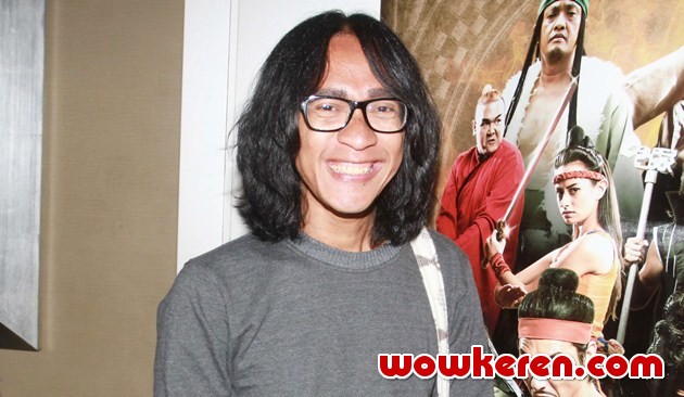 Wah, Aming Ternyata Diam-Diam Doyan Nonton DVD Bajakan