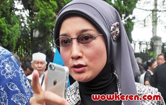 Aldi Bragi Dan Desy Ratnasari : Beredar Foto Lawas Nike Ardilla Netizen