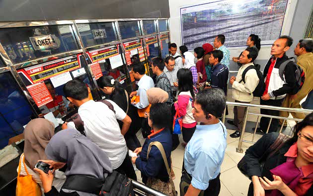 Warga Heboh Lihat Ahok Antre Beli Tiket KRL di Stasiun Kota Warga Heboh Lihat Ahok Antre Beli Tiket KRL di Stasiun Kota