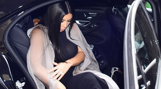 Kim Kardashian Tetap Pede Pakai Baju Terawang Tanpa Bra