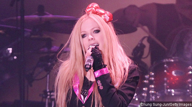 Avril Lavigne Menangis Saat Curhat Soal Penyakit yang Dideritanya
