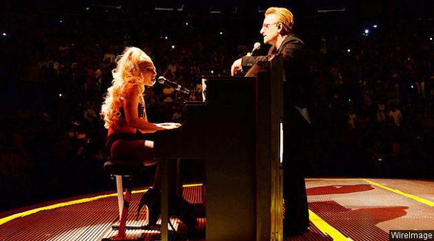 Tampil Berbikini, Lady Gaga Beri Kejutan untuk Penonton Konser U2
