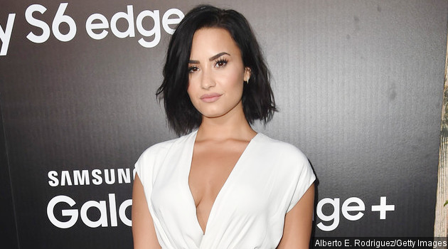 Ulang Tahun Demi Lovato Dapat Hadiah Anjing Batman Ulang Tahun Demi Lovato Dapat Hadiah Anjing Batman