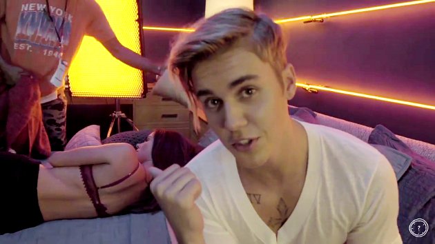 Intip Video BTS Adegan Panas Justin Bieber di MV What Do Intip Video BTS Adegan Panas Justin Bieber di MV What Do