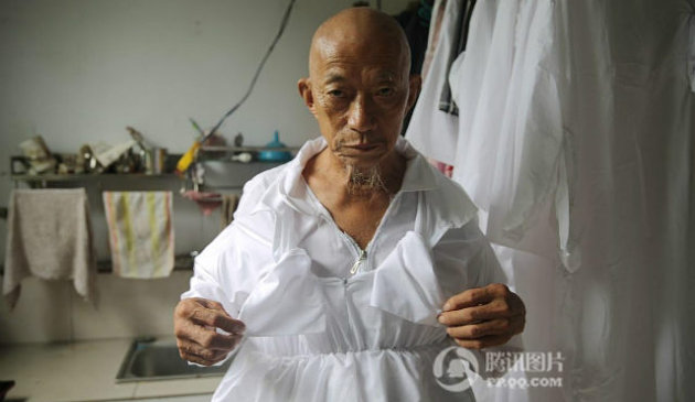 Tampil Stylish, Kakek 80 Tahun Ini Desain Unik Pakaiannya Sendiri