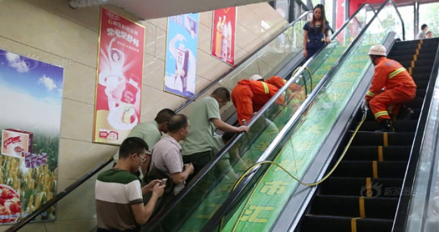 Tragis, Lengan Mungil Gadis 3 Tahun Tiongkok Ini Terjepit di Eskalator