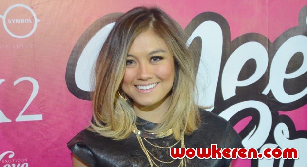 Pamer Pacar Baru, Agnes Monica Dihujani Kecupan Mesra dari Pamer Pacar Baru, Agnes Monica Dihujani Kecupan Mesra dari