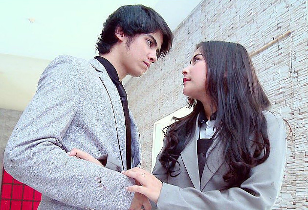 Romantis, Prilly Peluk Aliando di Tengah Hujan Demi Syuting 'GGS Returns'