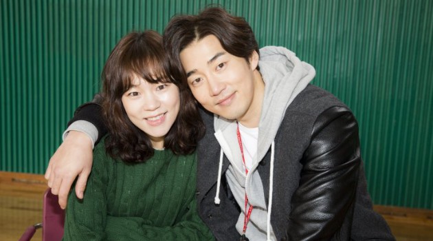 Yoon Kye Sang Intim Bareng Han Ye Ri di Poster 'Dramatic Night'