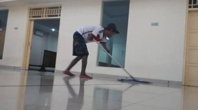 Tanpa Tangan, Pemuda Ini Sanggup Bersihkan Masjid Dua Lantai