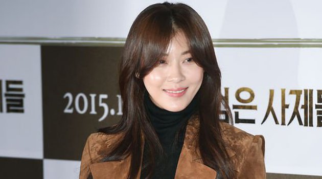 Bukan Jung Yu Mi, Ha Ji Won Dukung Kang Dong Won di Premiere 'Black Priest'