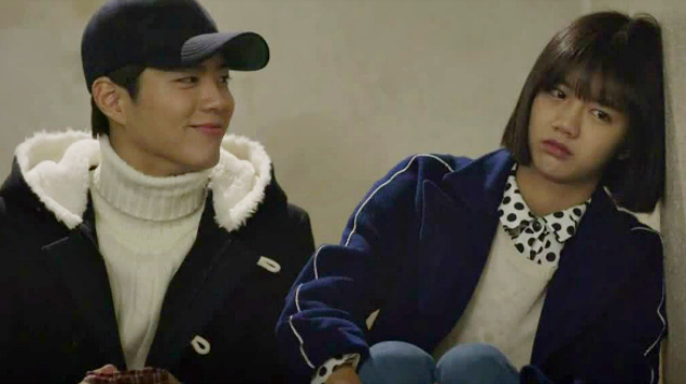 Romantisnya Park Bo Gum dan Hyeri Saat Syuting 'Reply 1988'