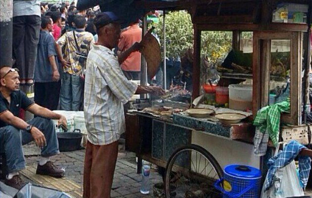 Ramai Foto Tukang Sate Tak Takut Bom, Netter: Satpol PP Lebih Serem