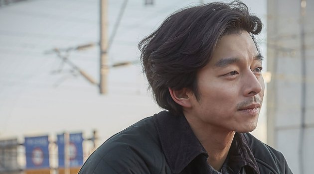 Gong Yoo A Man And A Woman Gong Yoo Tampil Sendu di Foto Teaser Film 'A Man and a Woman'