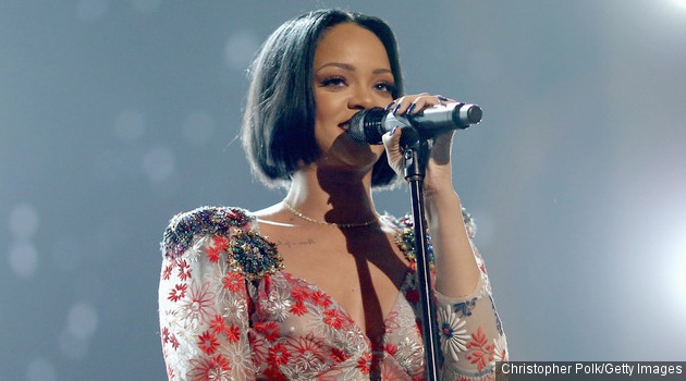 Pakai Baju Transparan, Rihanna Lakoni Adegan Seksi Bareng Drake di MV 'Work'